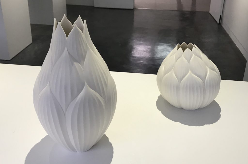 若杉聖子　アート　磁器、ホワイト　花瓶　工芸　美術　人気作家 若杉聖子 アート 磁器、ホワイト 花瓶 工芸 美術 人気作家