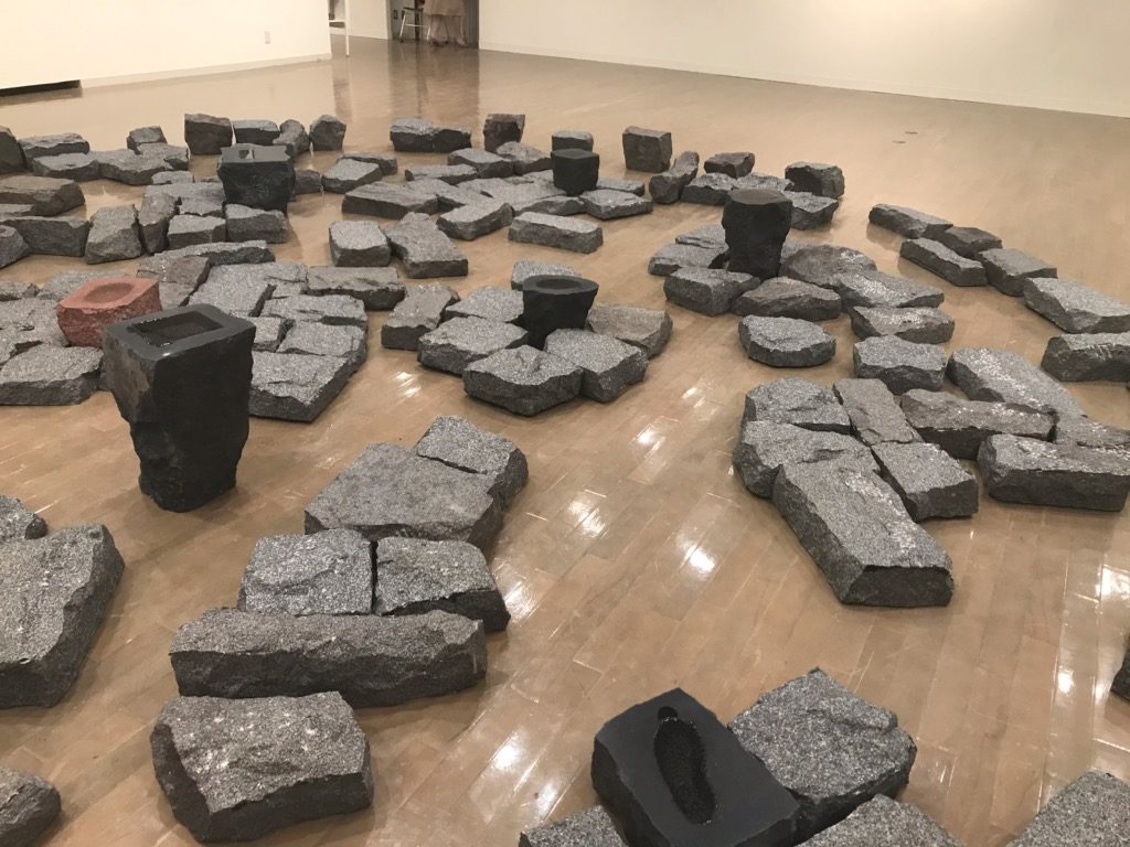 林武史展 美濃加茂市民ミュージアム（岐阜） 石の記憶、泥の声