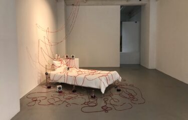 塩田千春「朝、目が覚めると」ケンジタキギャラリー（名古屋）で8月2日-10月1日