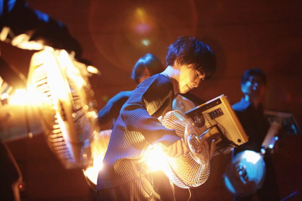 エレクトロニコス・ファンタスティコス!《Electric Fan Harp》制作:和田永+武井祐介+鷲見倫一+Nicos Orchest-LabPhoto by Mao Yamamoto