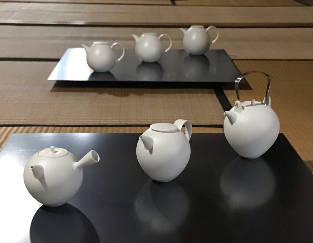 東直人　作　灰釉香炉　第32回伝統工芸陶芸部会展(平成16年度) 未来へつなぐ陶芸 - 伝統工芸のチカラ 展 | レポート | アイエム